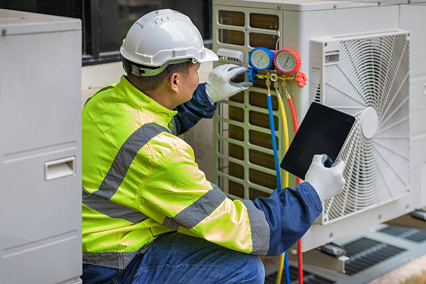 Professional Hvac technician working in Thonotosassa, FL